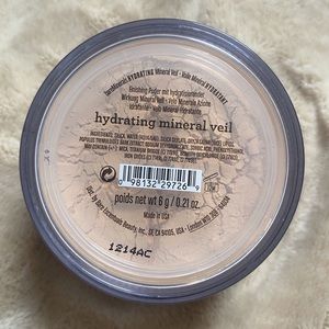 - Hydrating Mineral Veil Finishing Powder